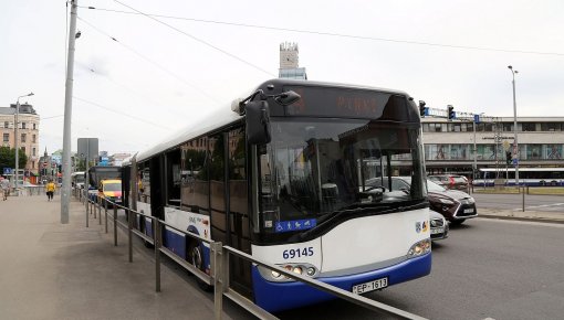 Rīgā autobuss nāvējoši notriec gājēju