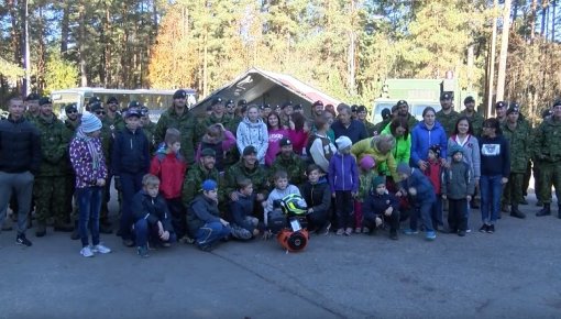 Bērnu namā “Priedīte” rudens brīvdienas sākušās ar Kanādas bruņoto spēku viesošanos (VIDEO)