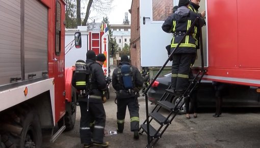 Latgales ugunsdzēsēji trenējas jaunā treniņu kompleksā (VIDEO)