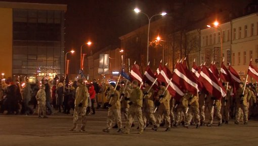 11. novembrī lāpu gājiens Daugavpilī pulcē lielu dalībnieku skaitu (VIDEO)