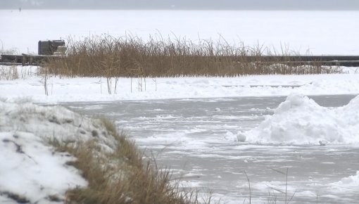 Izdots rīkojums par aizliegumu atrasties uz pilsētas ūdenstilpnēm (VIDEO)