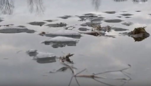 Daugavpiliešus aicina nekāpt uz trauslā ledus (VIDEO)