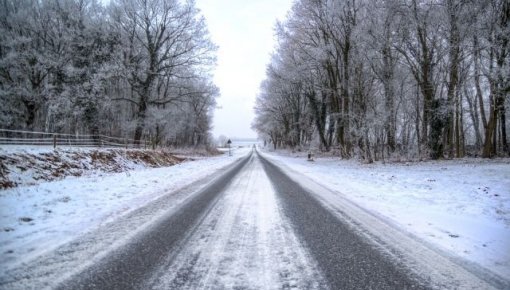 Autoceļi šorīt daudzviet ir sniegoti un apledo