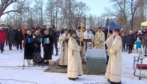 Aizvadīta Lielā ūdens iesvētīšana Višķos (VIDEO)