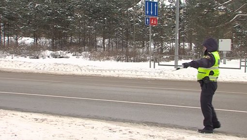 Valsts policija pastiprināti pārbauda automašīnu riepu protektoru dziļumu (VIDEO)