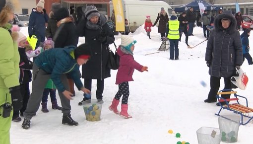 “Sniega diena” priecēja daugavpiliešus ar jautrām ziemīgām izklaidēm (VIDEO)