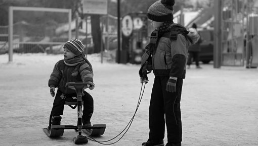 Apmēram pusē Latvijas bērnunamu trūkst apavu, apģērba, sporta inventāra un rotaļlietu