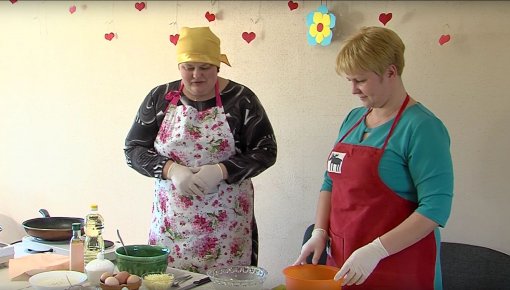 Maļinovas saieta namā notika buļbu blīņu gatavošanas meistarklase (VIDEO)