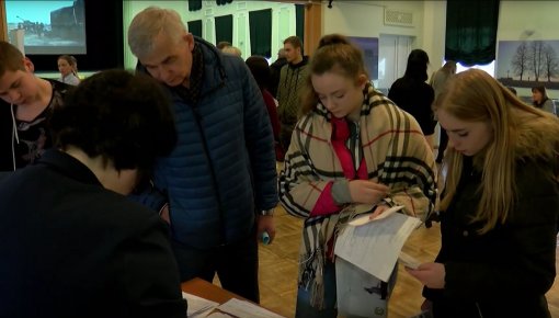 Preiļos vakanču gadatirgū bezdarbnieki tiekas ar darba devējiem (VIDEO)