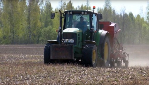 Zemnieki aicina sargāt augsni un sēt neapartos laukos (VIDEO)