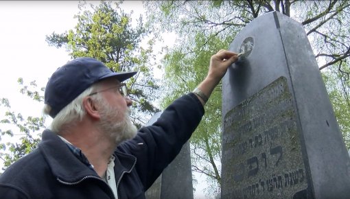 Vācu entuziasti dokumentē senos Rēzeknes ebreju kapus (VIDEO)