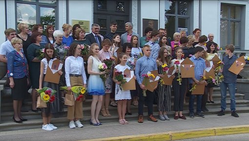 Rēzeknē godalgoti izcilākie skolēni (VIDEO)