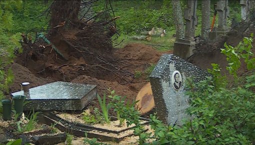 Rēzeknes novadā stiprs vējš noposta kapus (VIDEO)