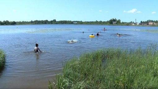 Oficiālajās peldvietās trūkst pludmales glābēju (VIDEO)