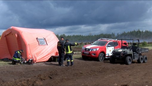 Turpinās ugunsgrēka dzēšanas darbi Beržovkas kūdras purvā (VIDEO)