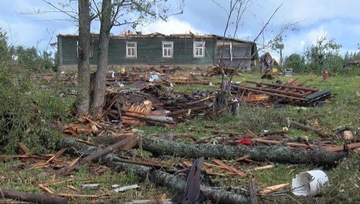 Balvu novadā virpuļviesulis iznīcina saimniecību (VIDEO)