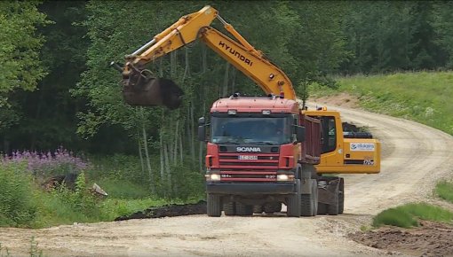 Preiļu novadā uzlabo lauku ceļus (VIDEO)