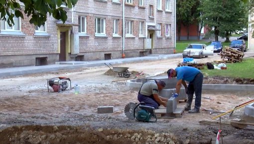 Rēzeknieši aktīvi izmanto iespēju labiekārtot savus pagalmus (VIDEO)