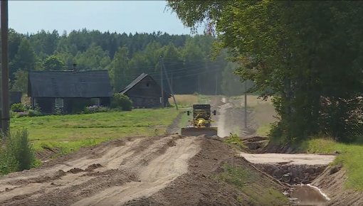 Viļakas novadā pārbūvē lauku ceļus (VIDEO)