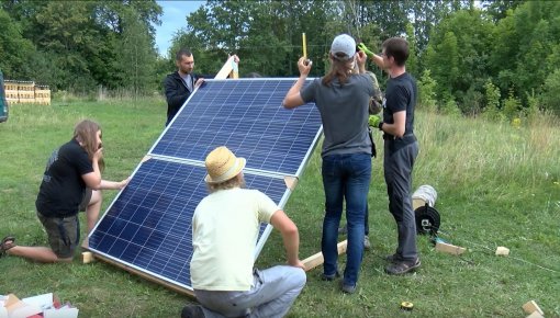 Mācās izgatavot saules paneļus (VIDEO)