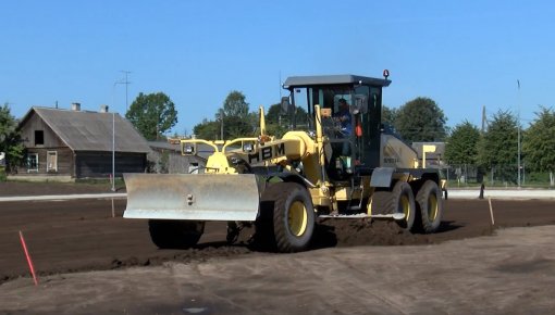 Dagdas vidusskolas sporta laukuma rekonstrukcija rit uz beigām (VIDEO)