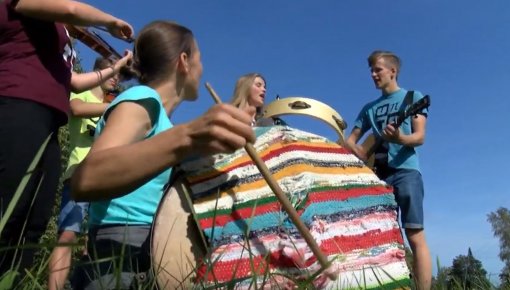 Upītes svētki ar dančiem, teātri un jaunu albumu (VIDEO)