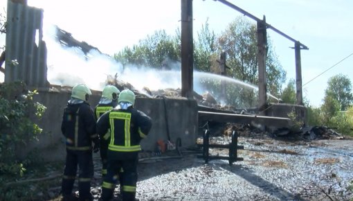 Taborē ugunsgrēkā sadeg šķūnis ar sienu (VIDEO)