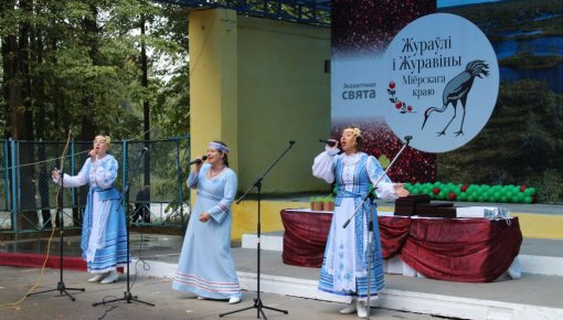 “Praļeski” dziedāja dzērveņu festivālā Mioros