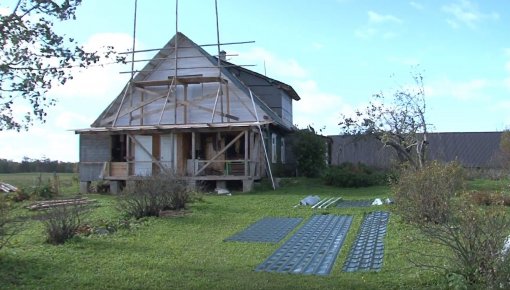 Tornado nopostīta saimniecība Balvu novadā pakāpeniski atgūstās (VIDEO)