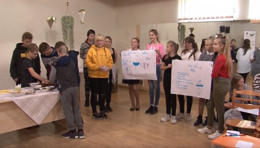 Skolēni mācās taupīt pārtiku ikdienas patēriņā (VIDEO)