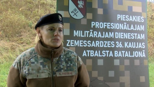 Militarizētā stafetē skolēni iepazīst karavīra profesiju (VIDEO)