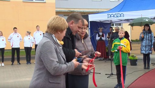 Dagdā atklāts renovētais vidusskolas sporta laukums (VIDEO)