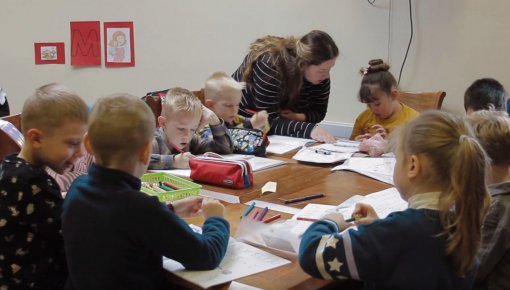 Latviskumu ārzemēs saglabā latviešu skoliņās (VIDEO)