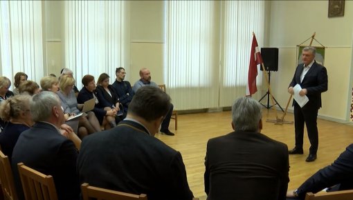 “Īpašo bērnu” vecāki skeptiski vērtē iekļaujošo izglītību (VIDEO)
