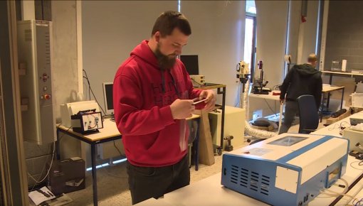 Pielāgojas situācijai un uzsāk sejas vairogu ražošanu (VIDEO)