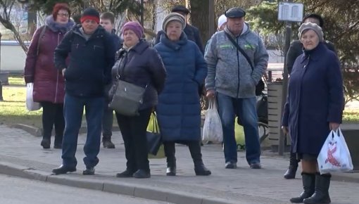 Ierobežojošie pasākumi saistībā ar Covid-19 tiek atcelti vai vājināti (VIDEO)