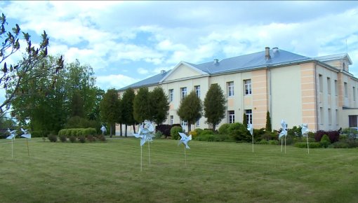 Kaunatas vidusskolā pēc liecībām dodas vecāki (VIDEO)