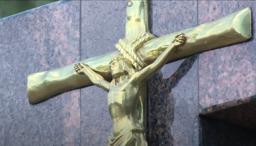 Ģimene Latgalē atjauno savas sādžas krucifiksu (VIDEO)