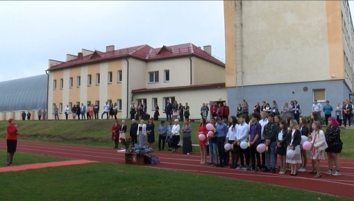 Mazajās skolās ierobežojumus ievērot vieglāk (VIDEO)