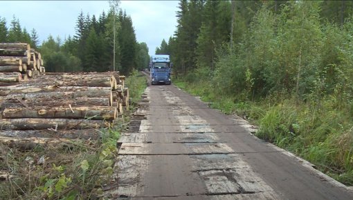 Pēc kokmateriāla – pa koka vairogu brauktuvi (VIDEO)