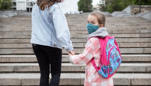 Skolās tiek veikta anketēšana par attālinātām mācībām un sejas un deguna masku lietošanu