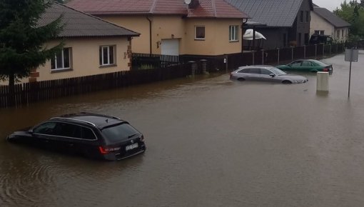 Vētras postījumi Latvijā: bojāts Doma baznīcas jumts; Jelgavā applūst ielas; Jūrmalā apokaliptiski skati