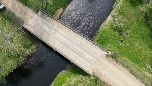 AS "Latvijas valsts meži" izmanto lidrobotus tiltu apsekošanā