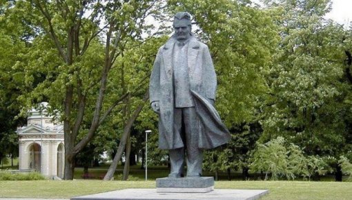 Rakstnieka Upīša pieminekli tomēr nepārzāģēs