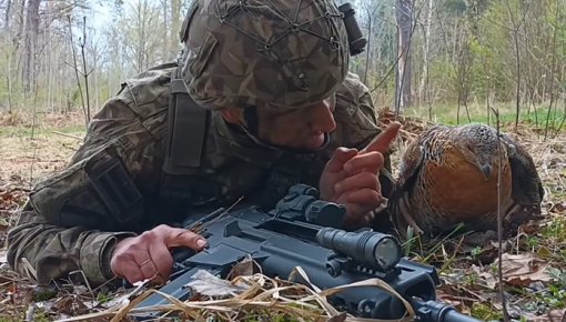 Zemessargam mācību laikā mežā pievienojas medņu dāma (video)