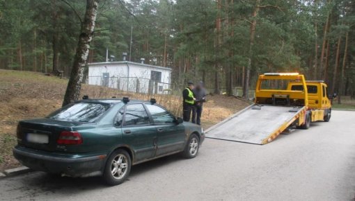 Pašvaldības policija aicina īpašniekus rīkoties: pamestie auto var tikt evakuēti