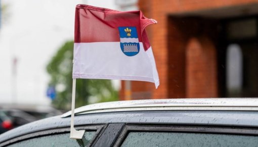 Pilsētas svētkos pašvaldība aicina rotāt auto ar Daugavpils karogiem