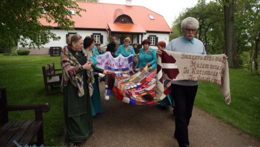 Berķenelē tika prezentēts Augšdaugavas Lielā musturdeķa fragments