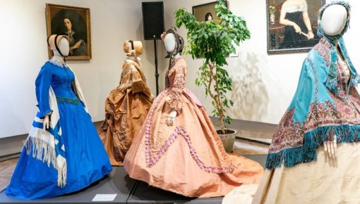 Modes stāsts Daugavpilī: Vasiļjeva fonda izstāde “Pilsētas ritmā”