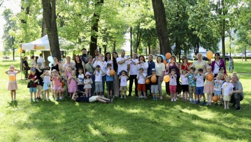 Sirsnīgi ģimenes svētki brīvā dabā: Dubrovina parkā notika radošā diena bērniem